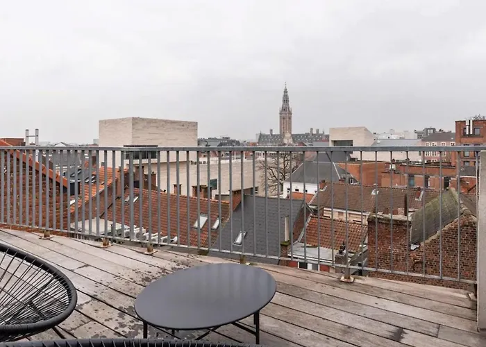 Апартаменти New With Big Terrace And Great Views! Левен